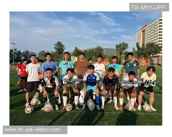 年轻人足球队的激情与梦想在绿茵场上绽放青春的光彩与活力 年轻人足球队的激情与梦想在绿茵场上绽放青春的光彩与活力